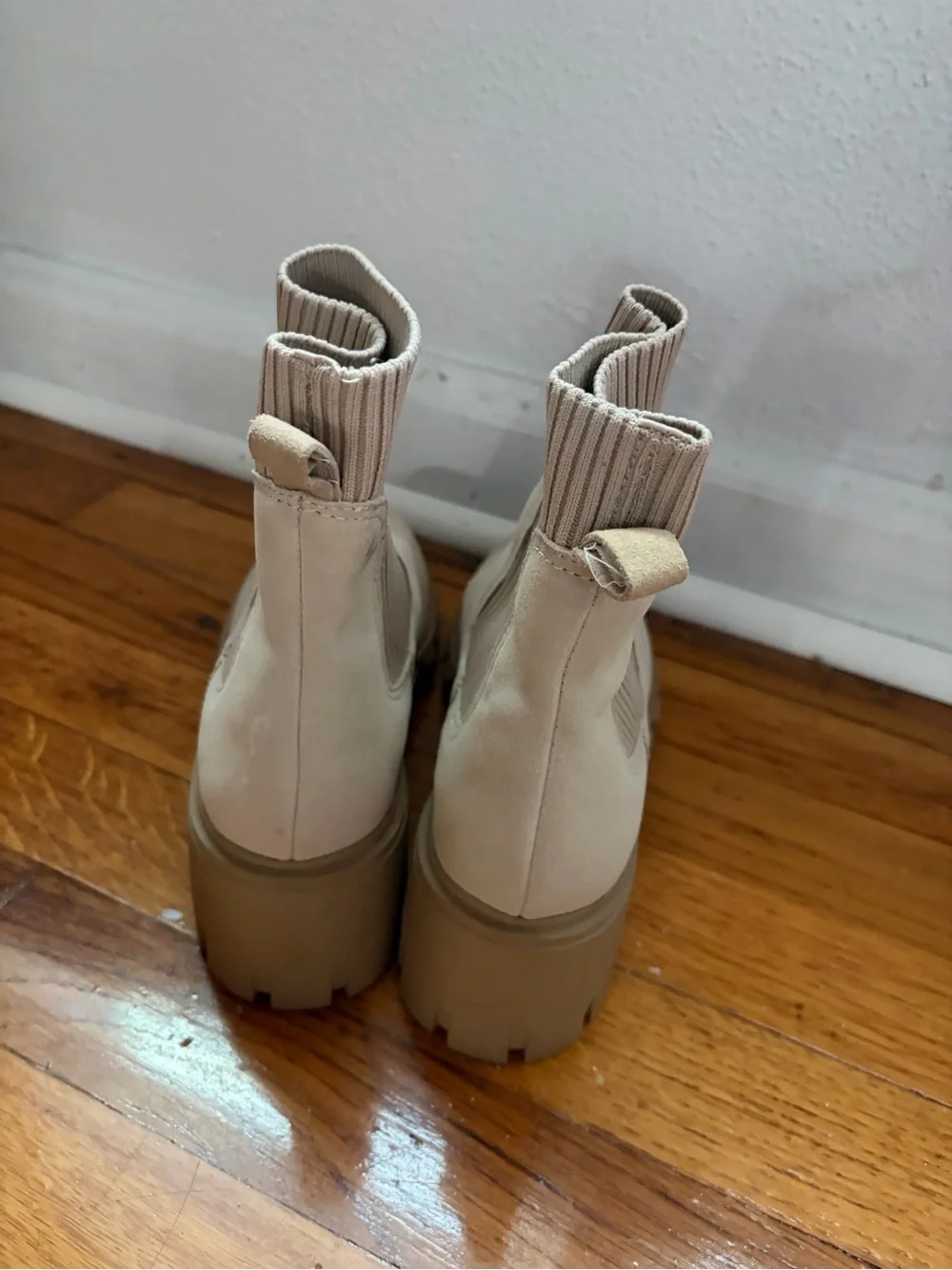 Women’s Steve Madden Cream Ribbed Chelsea Ankle Boots (6.5)